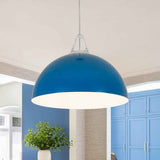 Suspension luminaire à dôme bleu foncé, abat-jour courbé, câble transparent et rosace plafond.