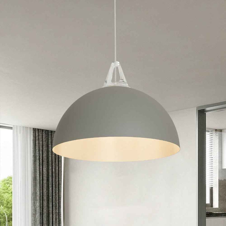 Suspension luminaire à dôme gris clair, abat-jour courbé, avec câble et rosace plafond.