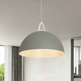 Suspension luminaire à dôme gris clair, abat-jour courbé, avec câble et rosace plafond.