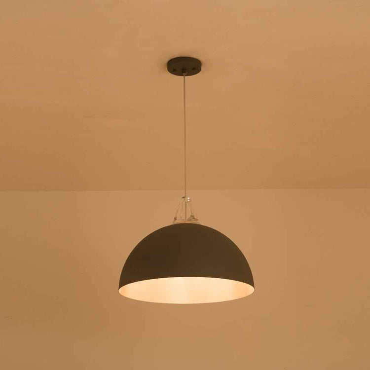 Suspension luminaire à dôme sombre, abat-jour courbé, suspension centrale et rosace ronde.
