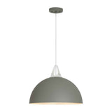Suspension luminaire à dôme gris, abat-jour courbé, câble et rosace ronde au plafond.
