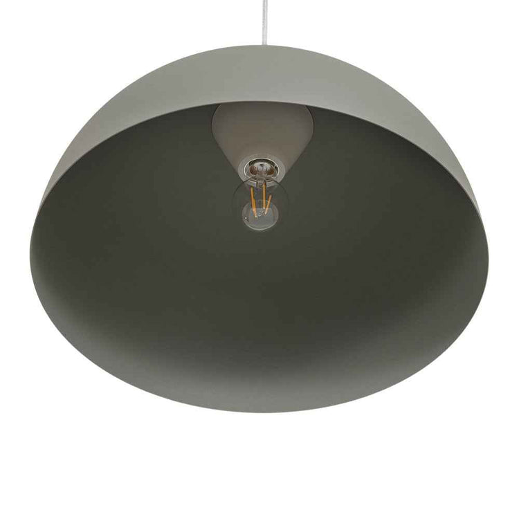 Suspension luminaire à dôme gris, vue du support intérieur et de l’ampoule, finition métal.