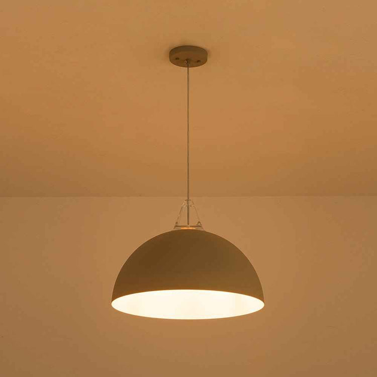Suspension dôme claire avec ampoule allumée, lumière diffuse en bas