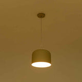 Suspension avec abat-jour beige cylindrique éclairé vers le bas, câble fin