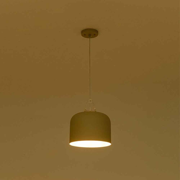 Suspension minimaliste, abat-jour beige cylindrique éclairé, tige métallique