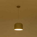 Suspension minimaliste, abat-jour beige cylindrique éclairé, tige métallique