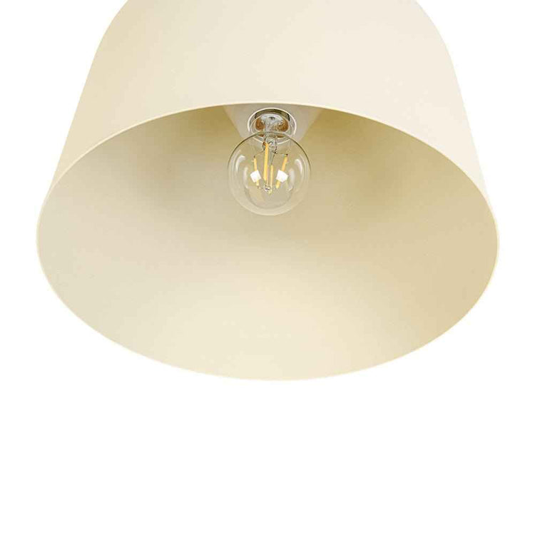 Suspension minimaliste abat-jour beige clair et ampoule visible sous le diffuseur