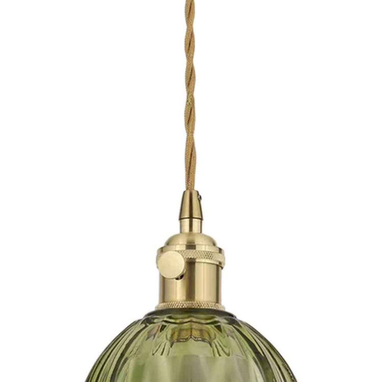 Douille dorée de suspension et haut de dôme en verre vert strié.