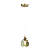 Suspension 1 lumière dôme en verre vert strié avec rosace de plafond dorée.