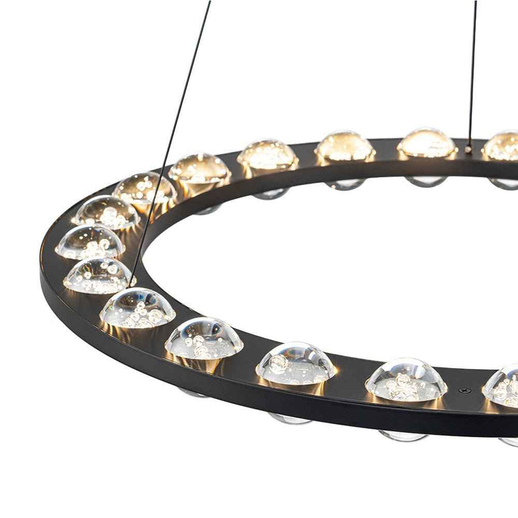 Détail du lustre LED cercle noir : coupoles en verre au bord de l’anneau.