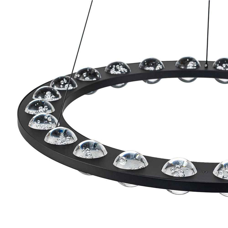 Anneau de lustre LED cercle noir avec coupoles en verre transparent et reflets dorés.