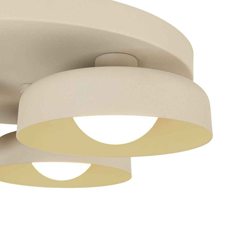 Plafonnier LED beige en vue rapprochée : abats-jour ronds et diffuseur central