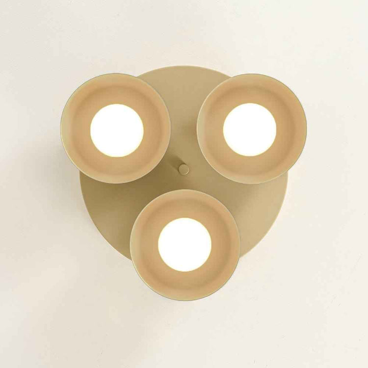 Plafonnier LED à 3 abat-jour beiges, trois diffuseurs ronds sous coque.