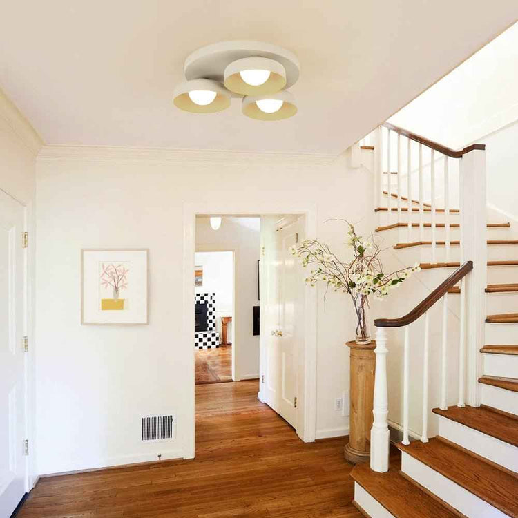 Plafonnier LED 3 lumières beige au plafond, trois dômes ronds avec lumière