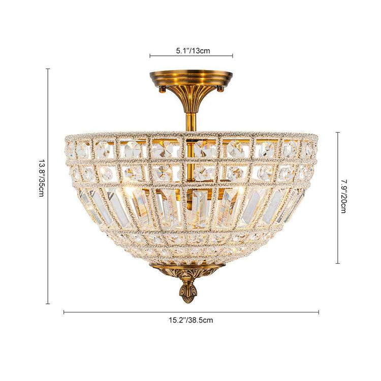 Plafonnier 3 lumières en cristal et laiton, dôme ajouré vu de face.