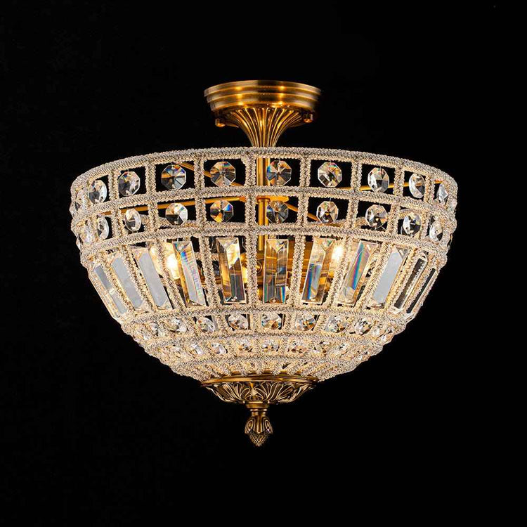 Plafonnier 3 lumières en cristal et laiton, coupole brillante à facettes.