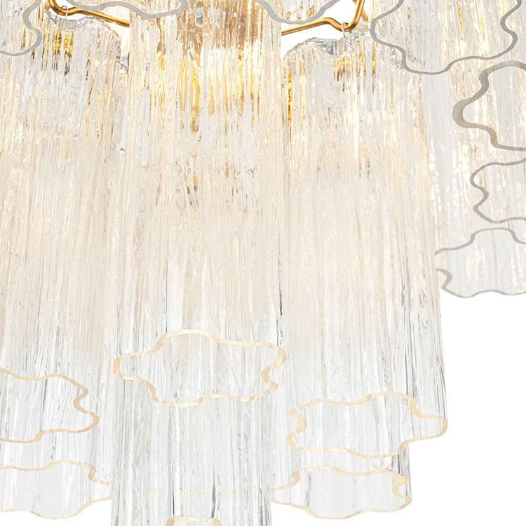 Franges en verre texturé blanc, détails avec reflets dorés sur le lustre