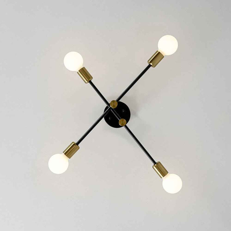 Plafonnier sputnik 4 lumières noir et laiton, structure en croix, 4 ampoules blanches.