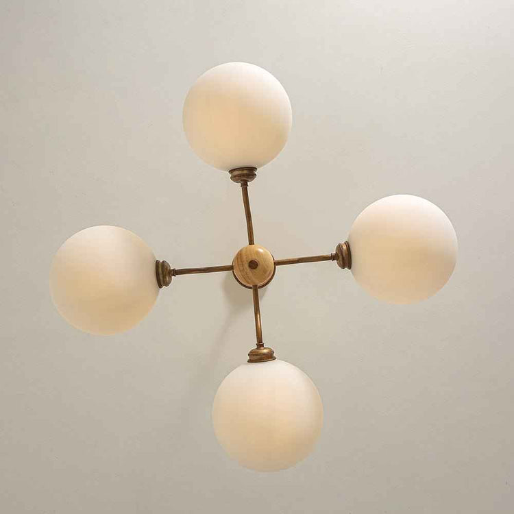 Lustre sputnik 4 lumières laiton, quatre abat-jours en verre opale sphériques