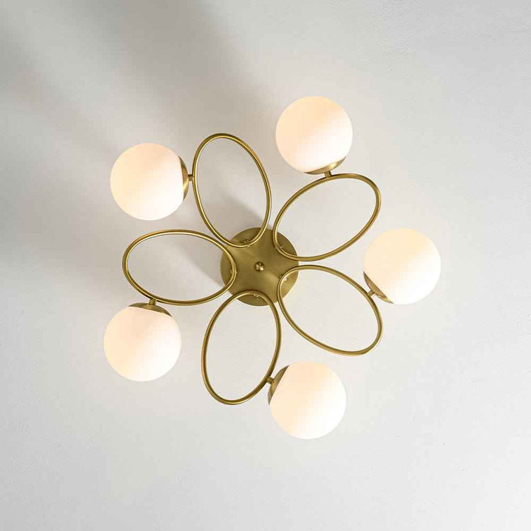 Lustre semi-encastré à 5 globes opales, vue dessous, structure laiton en étoile.
