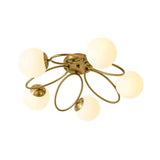 Lustre semi-encastré à 5 globes opales, détails de bras courbés et base laiton.