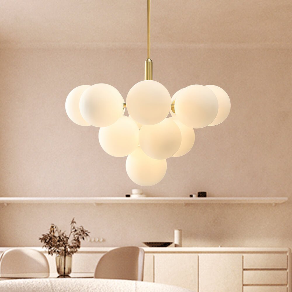 Lustre suspendu à boules en verre opale laiteux sur tige laiton, grappe décorative.