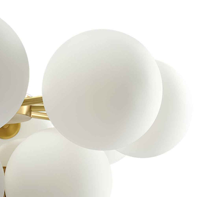 Globe en verre opale blanc sur grappe, détails de tiges laiton visibles