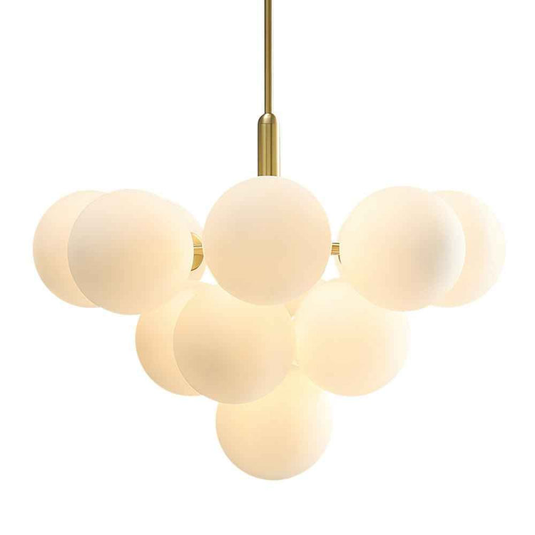 Grappe de boules en verre opale laiteux sur tige laiton, vue rapprochée.