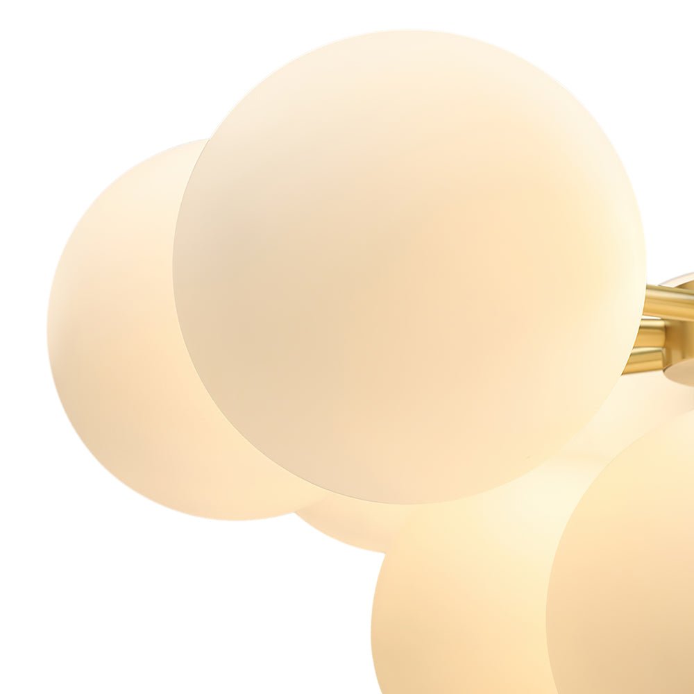 Globe en verre opale d’une suspension, surface mate, monture laiton partielle