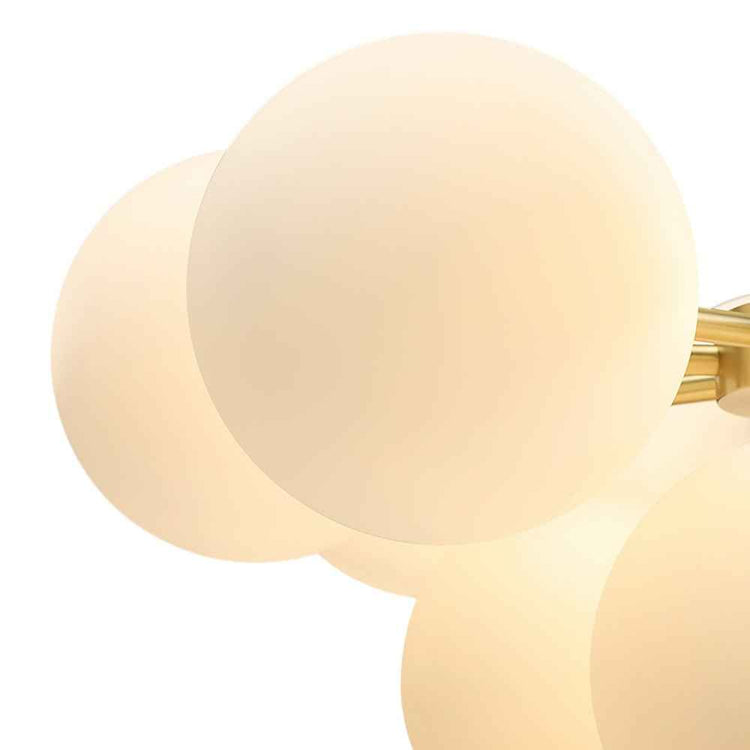 Globe en verre opale d’une suspension, surface mate, monture laiton partielle