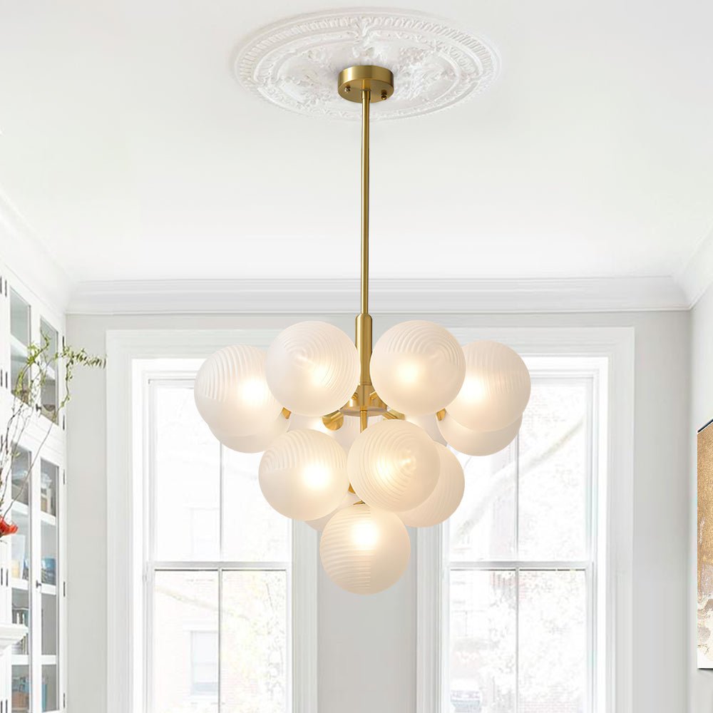 Suspension avec platine ronde dorée et tige laiton, boules opale blanc texturé