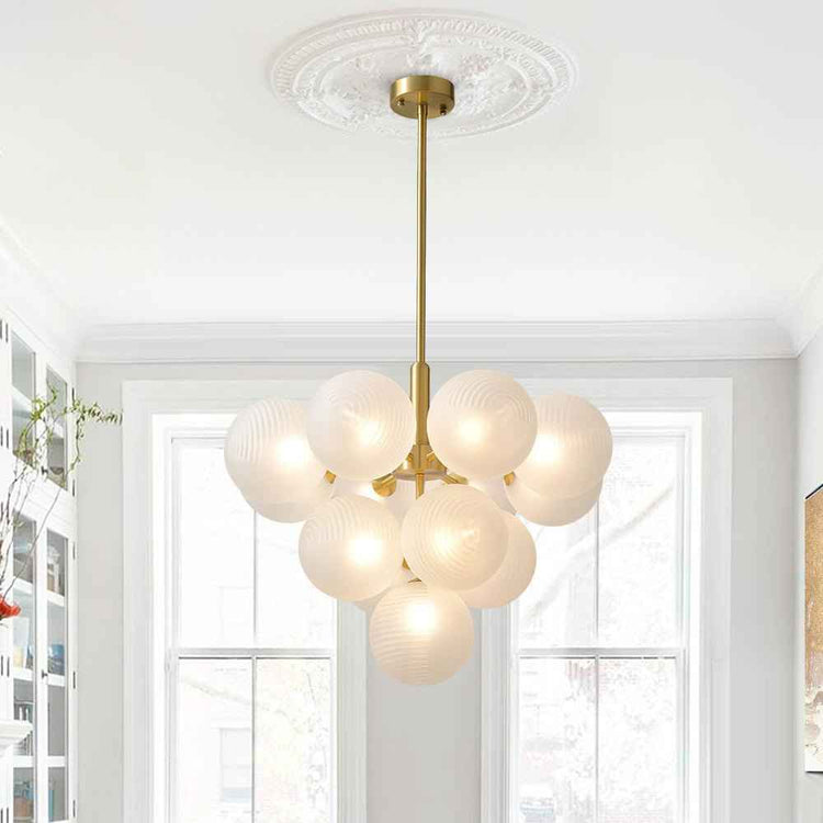Suspension avec platine ronde dorée et tige laiton, boules opale blanc texturé
