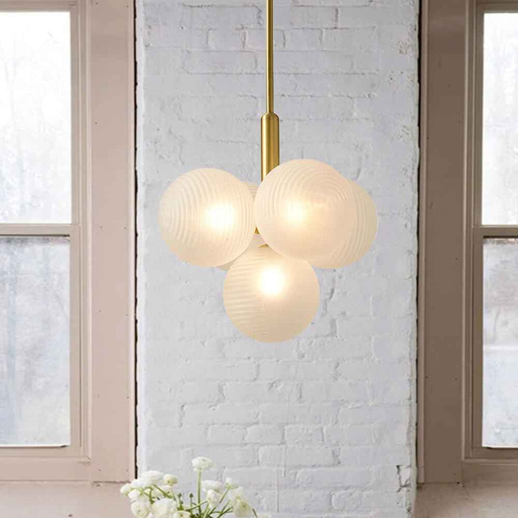 Suspension de boules en verre opale blanc texturé, monture laiton au centre