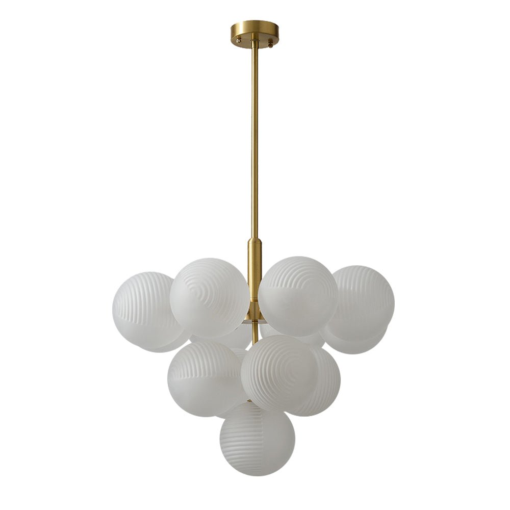 Suspension boules verre opale blanc texturé, monture laiton et tiges verticales.