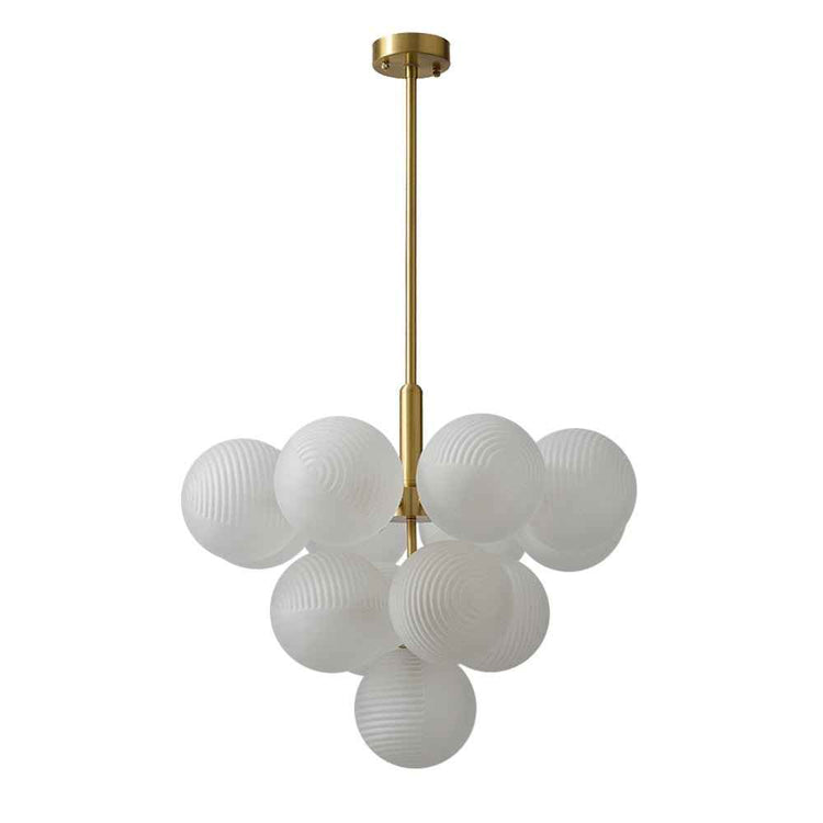 Suspension boules verre opale blanc texturé, monture laiton et tiges verticales.