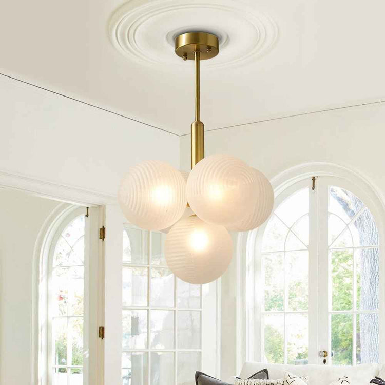 Suspension en boules opale blanc texturé sur tige laiton et platine ronde
