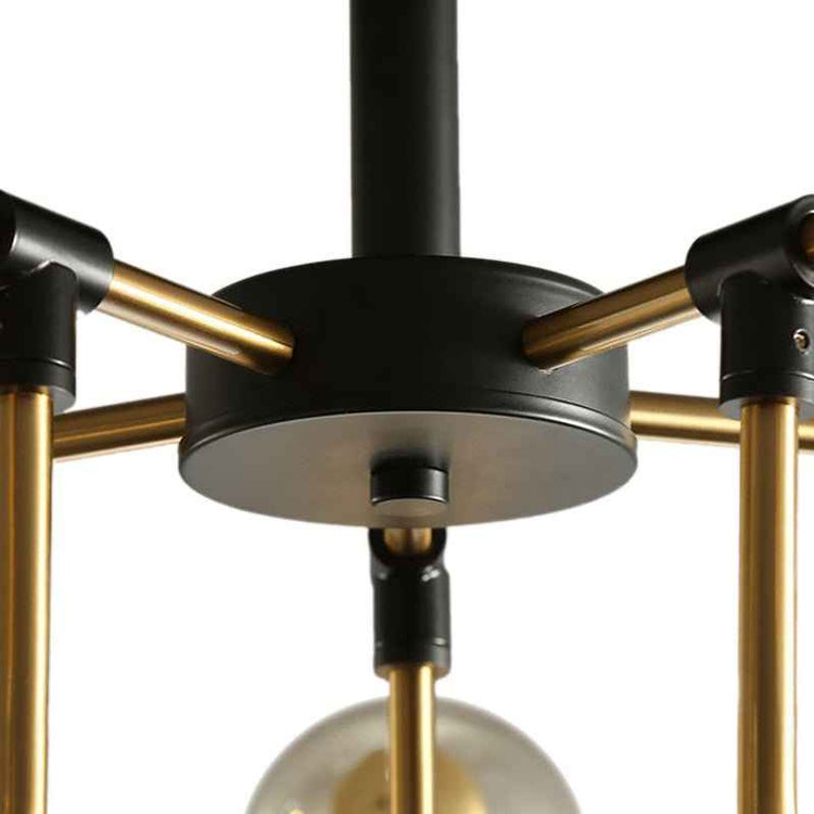 Base noire du plafonnier avec bras dorés, fixation centrale au plafond.