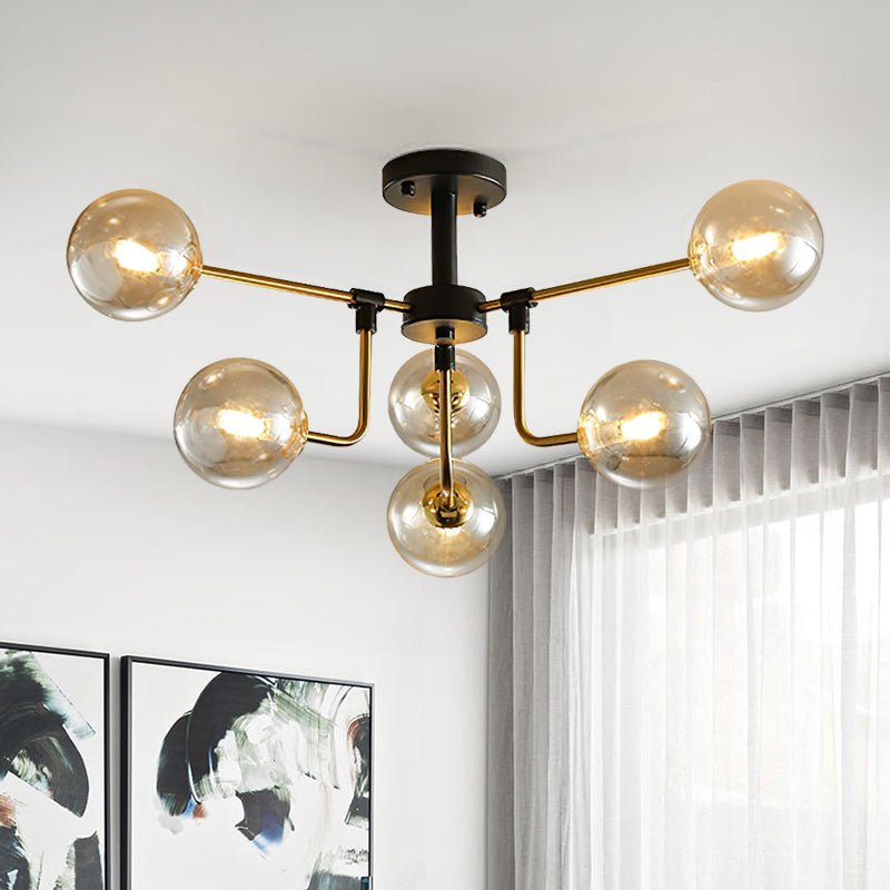 Plafonnier 6 lumières verre ambré, bras dorés et base noire au plafond.