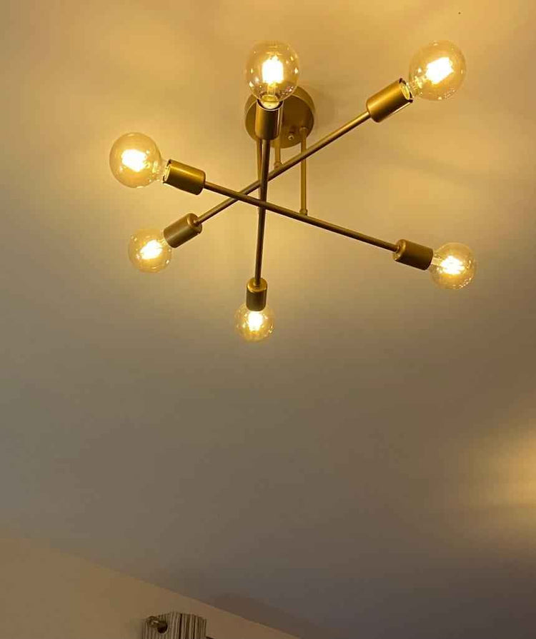 Plafonnier sputnik 6 lumières doré, ampoules allumées dans des globes en verre