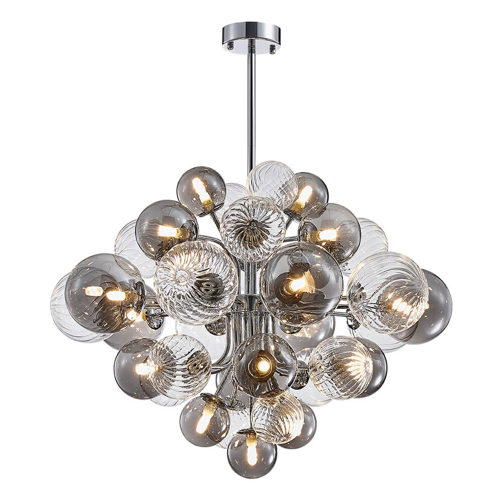 Lustre grappe en boules de verre, vue rapprochée de la structure chromée.
