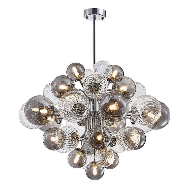 Lustre grappe en boules de verre, vue rapprochée de la structure chromée.