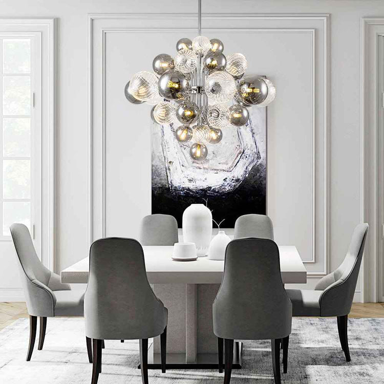 Lustre en grappe avec boules de verre transparentes, monture argentée, style décoratif.
