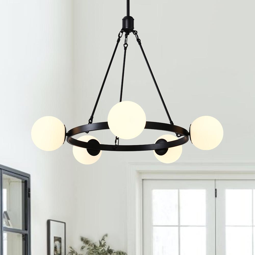Lustre suspendu noir à cinq globes en verre laiteux, anneau et chaînettes
