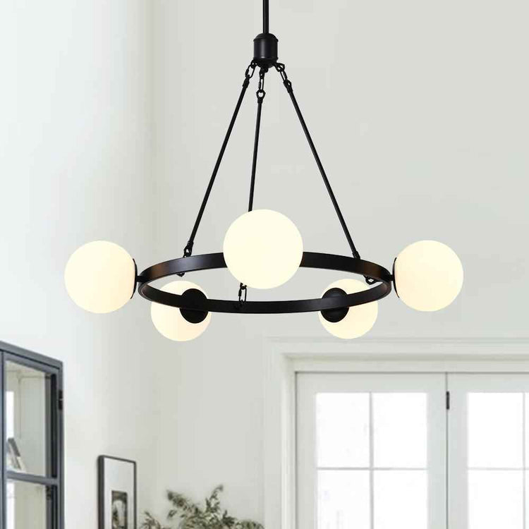 Lustre suspendu noir à cinq globes en verre laiteux, anneau et chaînettes