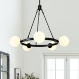 Lustre suspendu noir à cinq globes en verre laiteux, anneau et chaînettes