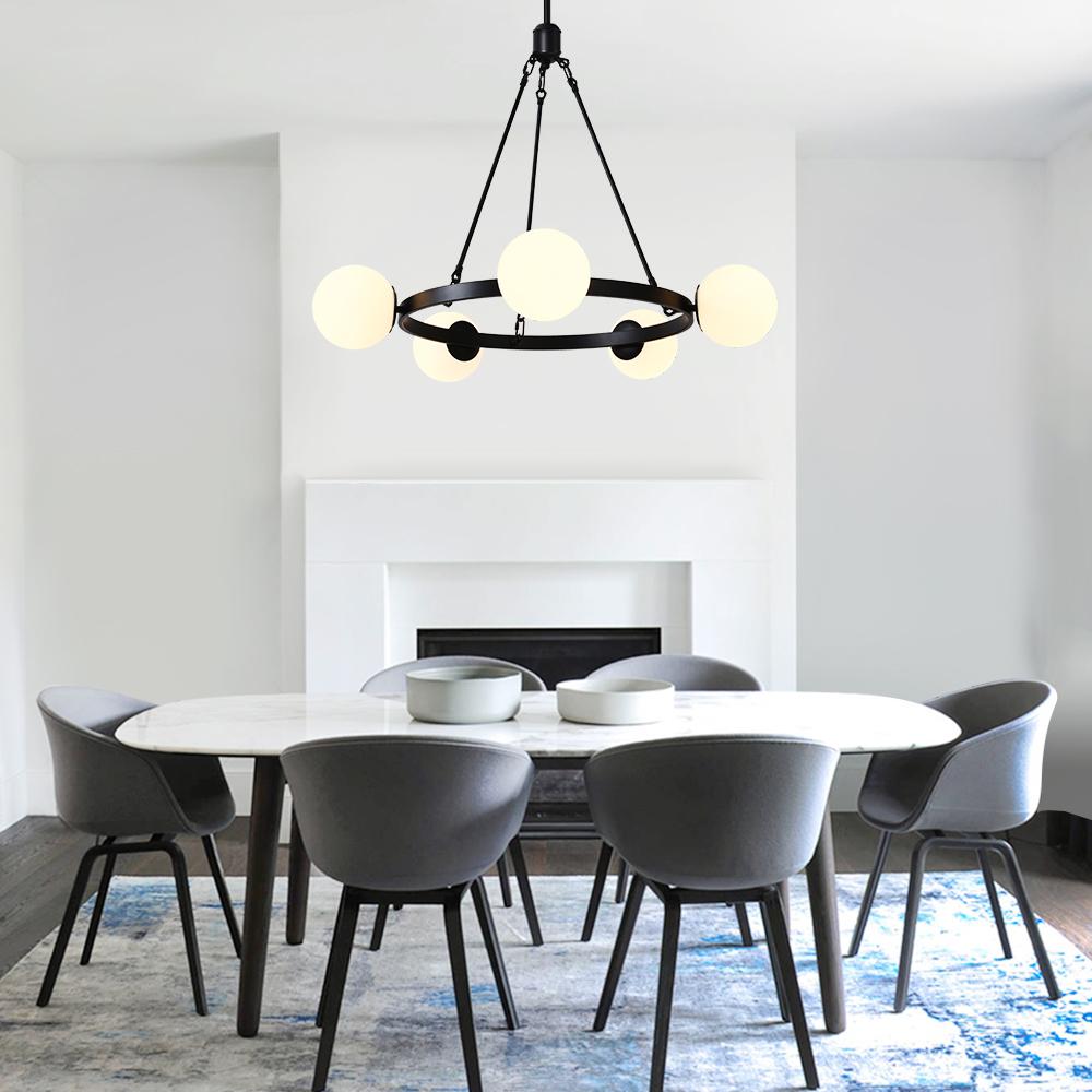 Lustre suspendu noir à cinq globes en verre laiteux, monture noire en anneau