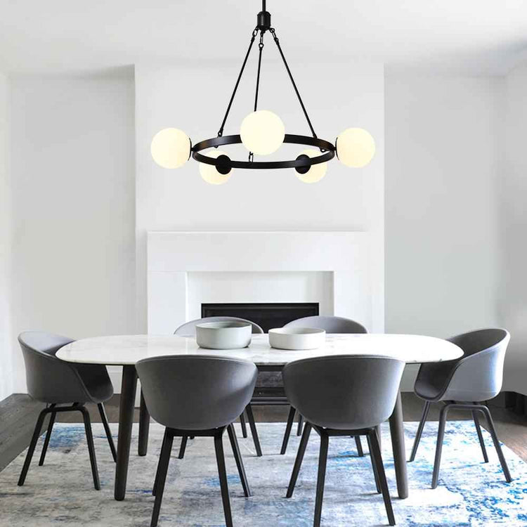 Lustre suspendu noir à cinq globes en verre laiteux, monture noire en anneau