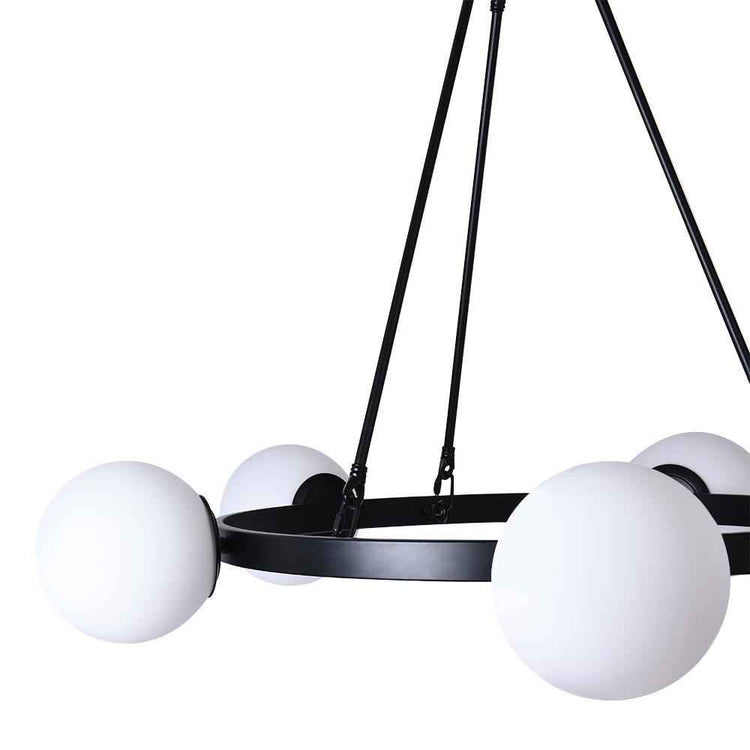 Lustre suspendu noir avec globes en verre laiteux sur anneau, vue rapprochée