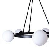 Lustre suspendu noir avec globes en verre laiteux sur anneau, vue rapprochée