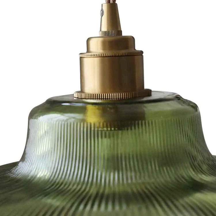 Suspension: verre vert strié en dôme et capuchon en laiton